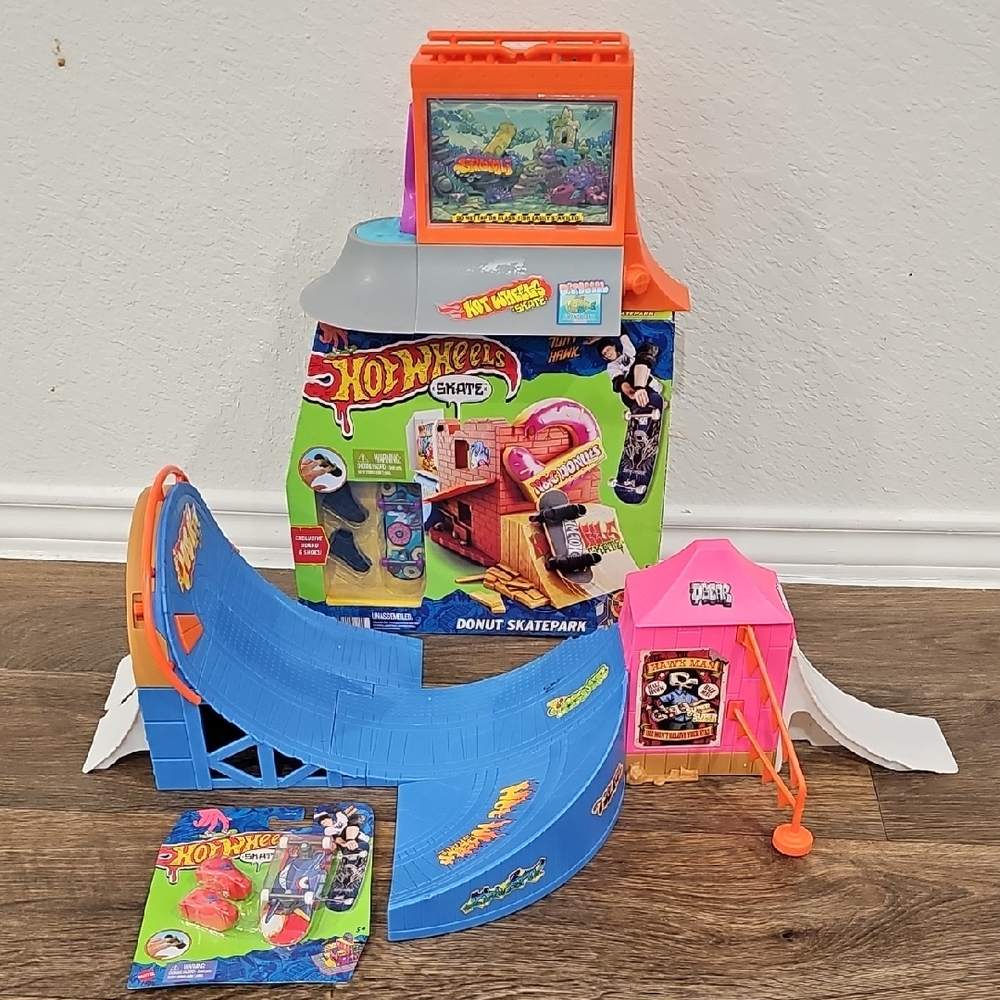 Hot Wheels Skate Tony Hawk Bundle Of Donut Skatepark, Aquarium, Amusement  Park